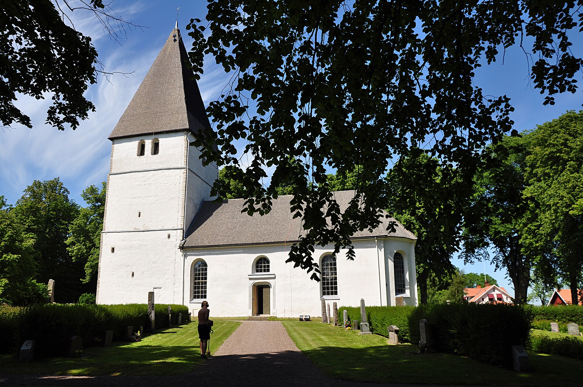 Bjälbo kyrka med det kraftiga medeltida tornet