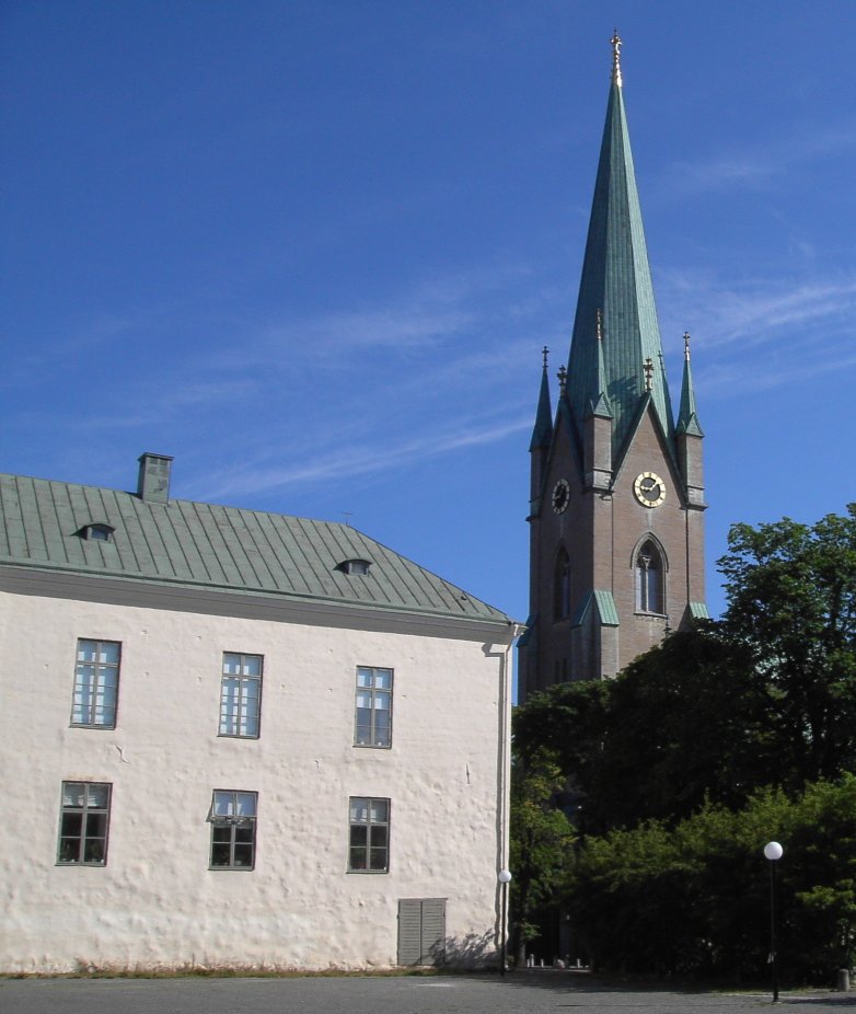 Linköpings slott med domkyrkans torn bakom