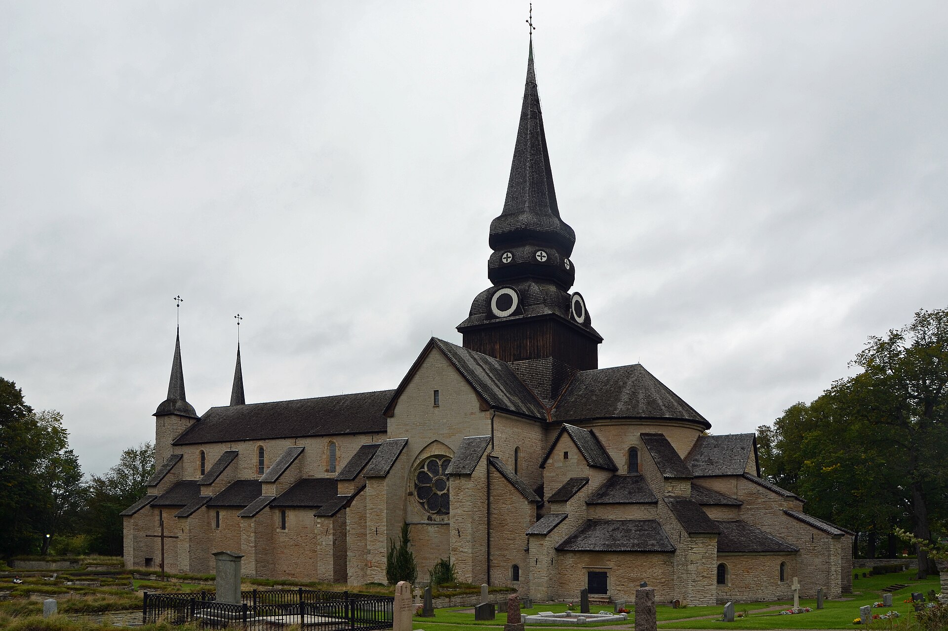 Varnhems klosterkyrka sedd över grönskande mark
