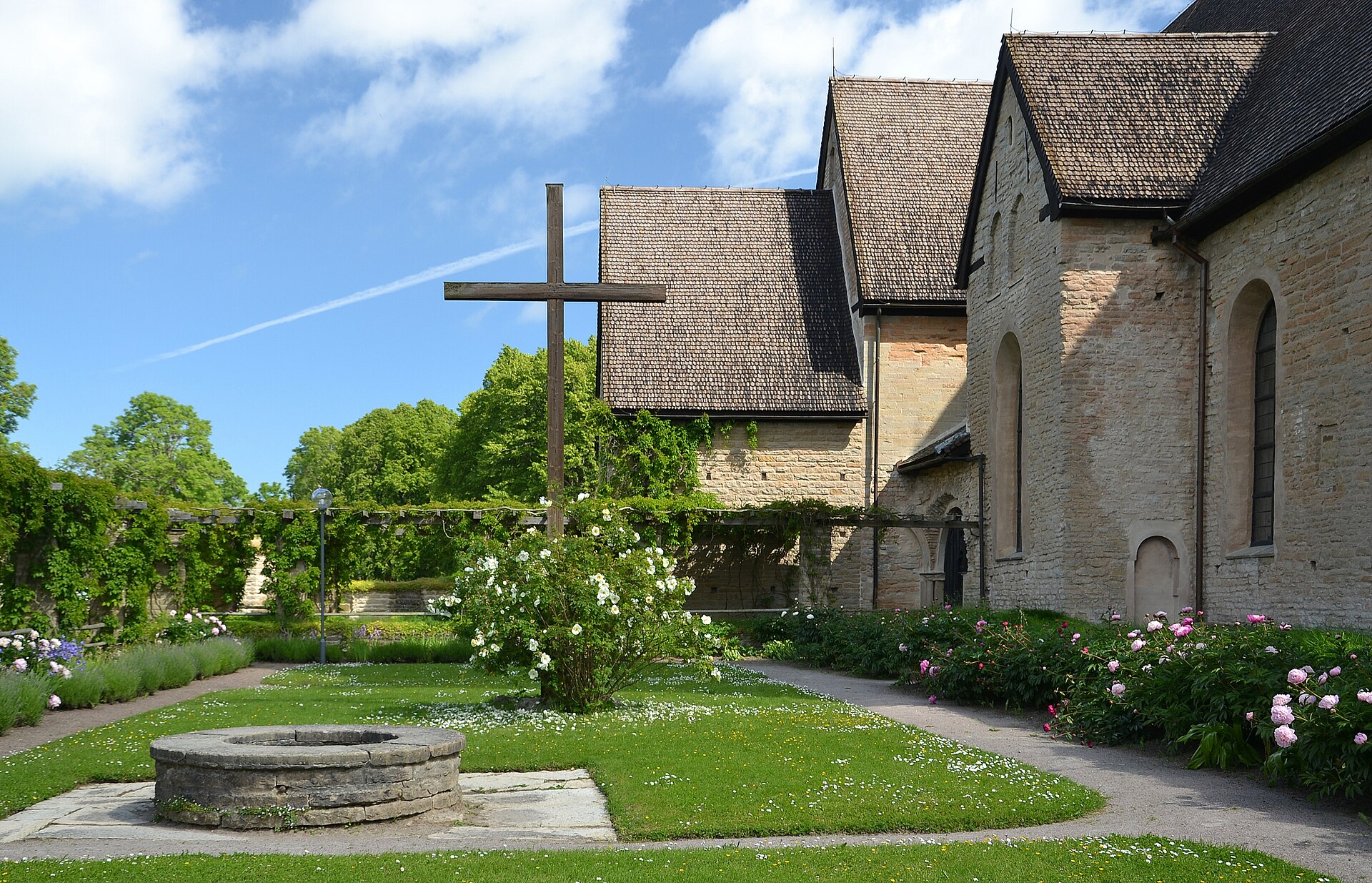 Vreta klosterkyrka och klostergårdens gröna ruiner